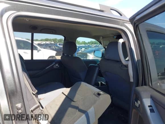 2005 Nissan Pathfinder SE z VIN 5N1AR18U75C716208, wystawiony jako IAAI lot #42449063 z przebiegiem 166 108 mil mil oraz . Historia ofert i sprzedaży dostępna na DreamBid. Obrazek 8.