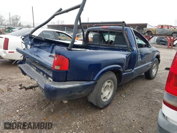 1998 Chevrolet S-10 LS с VIN 1GCCS1448W8247996, выставлен на аукционе IAAI как лот 41183910 с пробегом Не указан миль и . История ставок и продаж доступна на DreamBid. Изображение 4.