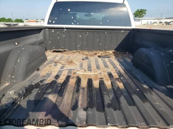 2005 Chevrolet Silverado 1500HD LT z VIN 1GCGC13U35F863857, wystawiony jako Copart lot #56169805 z przebiegiem 214 260 mil mil oraz Szkoda całkowita • Salvage title. Historia ofert i sprzedaży dostępna na DreamBid. Obrazek 10.