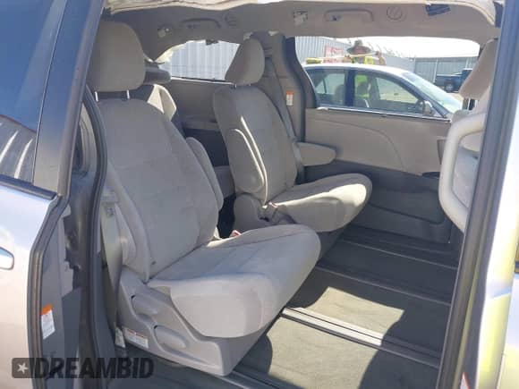 2017 Toyota Sienna LE z VIN 5TDJZ3DC8HS186962, wystawiony jako IAAI lot #42462116 z przebiegiem 109 382 mil mil oraz . Historia ofert i sprzedaży dostępna na DreamBid. Obrazek 8.