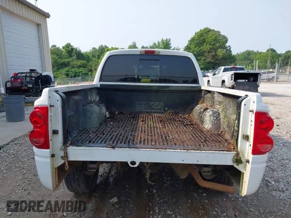 2006 Dodge Dakota SLT с VIN 1D7HW48N06S537236, выставлен на аукционе IAAI как лот 42394061 с пробегом 239 091 миль миль и . История ставок и продаж доступна на DreamBid. Изображение 16.