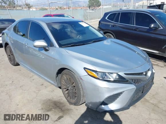 2019 Toyota Camry SE z VIN 4T1B11HK0KU271598, wystawiony jako IAAI lot #43243266 z przebiegiem 113 881 mil mil oraz . Historia ofert i sprzedaży dostępna na DreamBid. Obrazek 1.