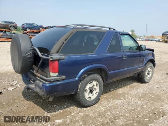 2001 Chevrolet Blazer LS z VIN 1GNCT18W01K164848, wystawiony jako Copart lot #59951705 z przebiegiem 109 273 mil mil oraz Nie do naprawy • Non repairable. Historia ofert i sprzedaży dostępna na DreamBid. Obrazek 3.