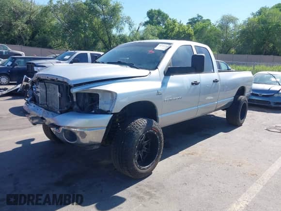 2006 Dodge 2500 SLT z VIN 1D7KS28C16J151063, wystawiony jako IAAI lot #42454688 z przebiegiem 284 260 mil mil oraz . Historia ofert i sprzedaży dostępna na DreamBid. Obrazek 18.