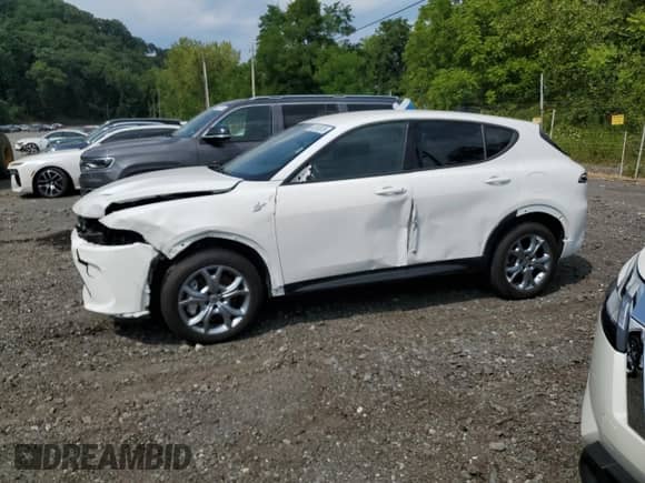 2024 Dodge Hornet R/T z VIN ZACPDFCW8R3A30724, wystawiony jako Copart lot #68258075 z przebiegiem 28 190 mil mil oraz Szkoda całkowita • Salvage title. Historia ofert i sprzedaży dostępna na DreamBid. Obrazek 1.