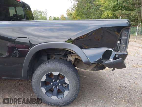 2019 Ram 1500 Rebel z VIN 1C6SRFET2KN705108, wystawiony jako IAAI lot #43163417 z przebiegiem 110 932 mil mil oraz . Historia ofert i sprzedaży dostępna na DreamBid. Obrazek 17.