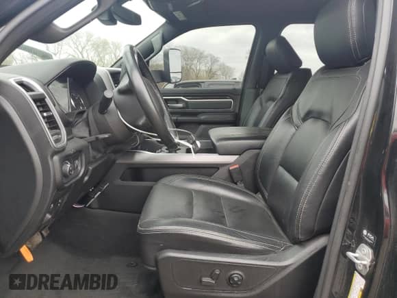 2021 Ram 1500 Big Horn z VIN 1C6SRFMT1MN774182, wystawiony jako Copart lot #54378115 z przebiegiem 63 627 mil mil oraz Szkoda całkowita • Salvage title. Historia ofert i sprzedaży dostępna na DreamBid. Obrazek 7.