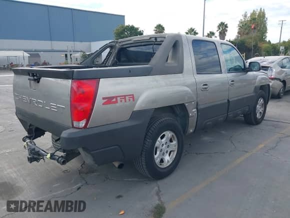 2003 Chevrolet Avalanche z VIN 3GNEC13T53G308698, wystawiony jako IAAI lot #43306237 z przebiegiem 126 579 mil mil oraz . Historia ofert i sprzedaży dostępna na DreamBid. Obrazek 4.