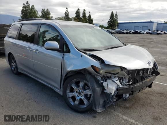 2014 Toyota Sienna SE with VIN 5TDXK3DC2ES465091, listed as a Copart auction lot 80740415 with 122,588 mi miles and Salvage title. Bid and sale history available at DreamBid. Image 4.