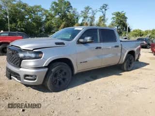2025 Ram 1500 Big Horn z VIN 1C6SRFFP4SN556606, wystawiony jako Copart lot #71641445 z przebiegiem 15 866 mil mil oraz Szkoda całkowita • Salvage title. Historia ofert i sprzedaży dostępna na DreamBid. Obrazek 1.