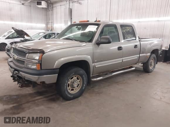 2003 Chevrolet Silverado 1500HD LS z VIN 1GCGK13U43F215122, wystawiony jako IAAI lot #42277237 z przebiegiem Nie podano mil oraz . Historia ofert i sprzedaży dostępna na DreamBid. Obrazek 2.