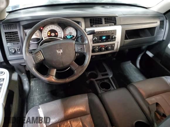 2008 Dodge Dakota Laramie z VIN 1D7HW58N68S613941, wystawiony jako Copart lot #45857855 z przebiegiem 235 384 mil mil oraz Szkoda całkowita • Salvage title. Historia ofert i sprzedaży dostępna na DreamBid. Obrazek 8.