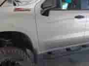 2020 Chevrolet Silverado 1500 Custom Trail Boss z VIN 1GCPYCEF2LZ142341, wystawiony jako IAAI lot #43430476 z przebiegiem 55 401 mil mil oraz . Historia ofert i sprzedaży dostępna na DreamBid. Obrazek 18.