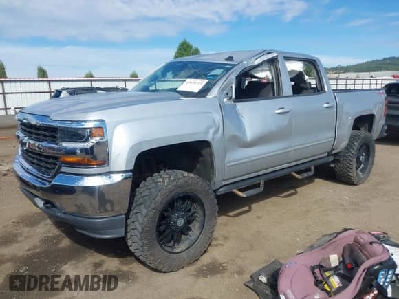 2018 Chevrolet Silverado 1500 LT z VIN 3GCUKREC0JG402410, wystawiony jako IAAI lot #43034711 z przebiegiem 73 836 mil mil oraz . Historia ofert i sprzedaży dostępna na DreamBid. Obrazek 18.