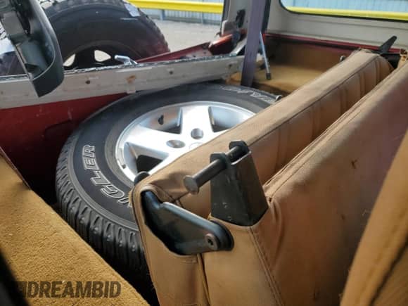 1992 Jeep Wrangler с VIN 2J4FY29S4NJ535843, выставлен на аукционе Copart как лот 50952765 с пробегом 249 428 миль миль и Списание • Salvage title. История ставок и продаж доступна на DreamBid. Изображение 10.