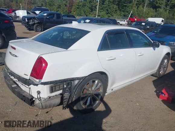2016 Chrysler 300 Anniversary Edition z VIN 2C3CCARG2GH329318, wystawiony jako IAAI lot #43227896 z przebiegiem 109 565 mil mil oraz . Historia ofert i sprzedaży dostępna na DreamBid. Obrazek 4.