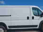 2023 Ram ProMaster Cargo z VIN 3C6LRVVG1PE606308, wystawiony jako IAAI lot #42824322 z przebiegiem 60 497 mil mil oraz . Historia ofert i sprzedaży dostępna na DreamBid. Obrazek 14.