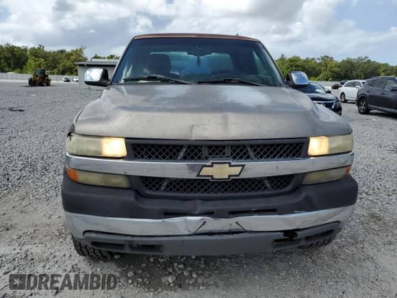 2001 Chevrolet Silverado 2500HD LS with VIN 1GCHC23U21F120613, listed as a Copart auction lot 84431235 with 307,038 mi miles and Salvage title. Bid and sale history available at DreamBid. Image 5.