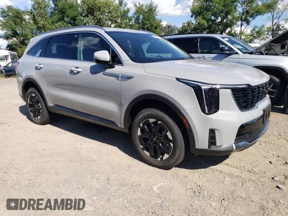 2025 Kia Sorento S z VIN 5XYRLDJC6SG394163, wystawiony jako Copart lot #71667525 z przebiegiem 16 mil mil oraz Szkoda całkowita • Salvage title. Historia ofert i sprzedaży dostępna na DreamBid. Obrazek 4.