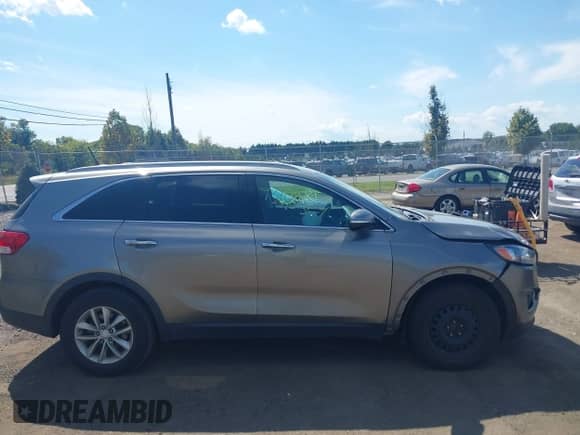 2017 Kia Sorento LX z VIN 5XYPG4A39HG217045, wystawiony jako IAAI lot #43140324 z przebiegiem 107 877 mil mil oraz . Historia ofert i sprzedaży dostępna na DreamBid. Obrazek 13.