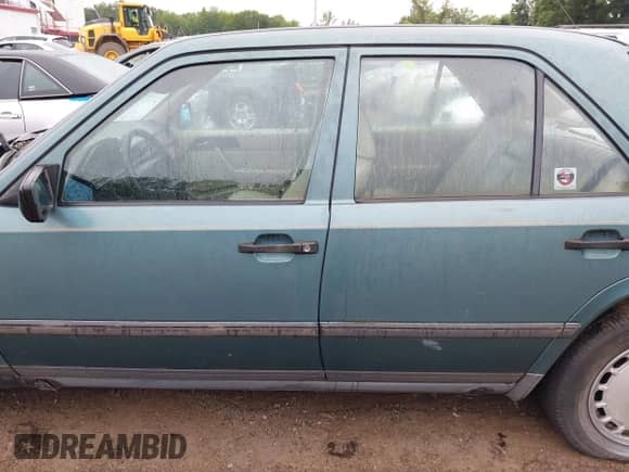 1988 Mercedes-Benz 300 E z VIN WDBEA30D1JA663224, wystawiony jako IAAI lot #42910986 z przebiegiem 132 470 mil mil oraz . Historia ofert i sprzedaży dostępna na DreamBid. Obrazek 14.