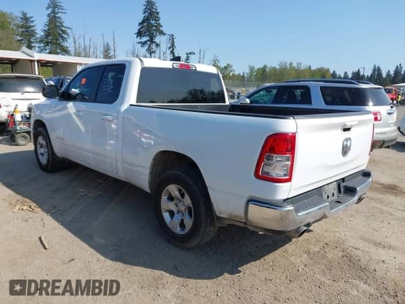 2022 Ram 1500 Big Horn z VIN 1C6RREBT5NN273048, wystawiony jako IAAI lot #42229009 z przebiegiem 58 448 mil mil oraz . Historia ofert i sprzedaży dostępna na DreamBid. Obrazek 3.