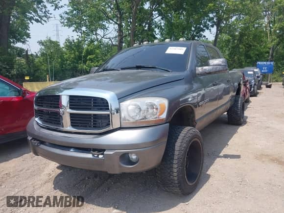 2006 Dodge 3500 Laramie z VIN 3D7LX39C96G198451, wystawiony jako IAAI lot #42487804 z przebiegiem 276 533 mil mil oraz . Historia ofert i sprzedaży dostępna na DreamBid. Obrazek 2.