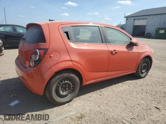 2013 Chevrolet Sonic LS z VIN 1G1JB6SH4D4159423, wystawiony jako Copart lot #69976134 z przebiegiem 114 259 mil mil oraz Czysty tytuł • Clean title. Historia ofert i sprzedaży dostępna na DreamBid. Obrazek 3.