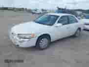 1998 Toyota Camry LE z VIN 4T1BG22K5WU381145, wystawiony jako IAAI lot #42436786 z przebiegiem 294 365 mil mil oraz . Historia ofert i sprzedaży dostępna na DreamBid. Obrazek 2.