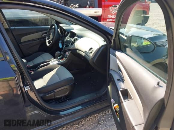 2015 Chevrolet Cruze LS z VIN 1G1PA5SG5F7231357, wystawiony jako IAAI lot #42657042 z przebiegiem 70 499 mil mil oraz . Historia ofert i sprzedaży dostępna na DreamBid. Obrazek 5.