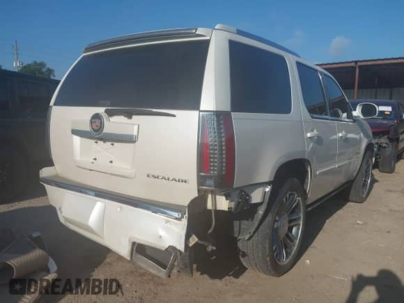 2013 Cadillac Escalade Premium z VIN 1GYS4CEF8DR154107, wystawiony jako IAAI lot #42699477 z przebiegiem 164 295 mil mil oraz . Historia ofert i sprzedaży dostępna na DreamBid. Obrazek 4.