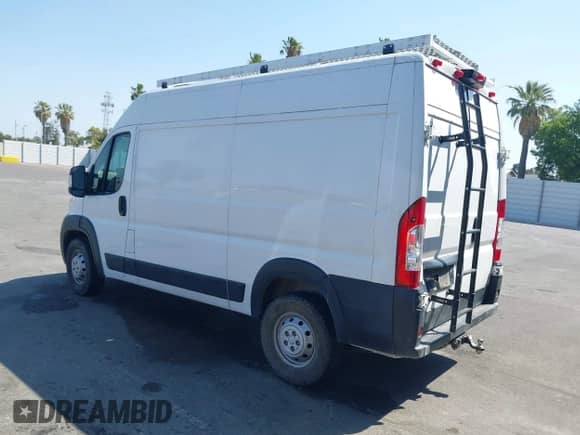 2020 Ram ProMaster Cargo z VIN 3C6TRVBG2LE100324, wystawiony jako IAAI lot #42411011 z przebiegiem 142 658 mil mil oraz . Historia ofert i sprzedaży dostępna na DreamBid. Obrazek 3.