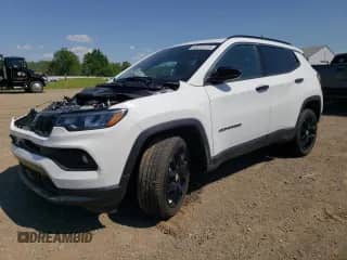 2024 Jeep Compass Latitude Lux с VIN 3C4NJDFN5RT579970, выставлен на аукционе Copart как лот 63018115 с пробегом 11 683 миль миль и Списание • Salvage title. История ставок и продаж доступна на DreamBid. Изображение 1.