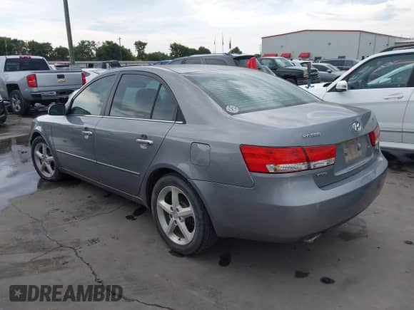 2007 Hyundai Sonata SE z VIN 5NPEU46F17H216160, wystawiony jako IAAI lot #42984765 z przebiegiem 117 304 mil mil oraz . Historia ofert i sprzedaży dostępna na DreamBid. Obrazek 3.