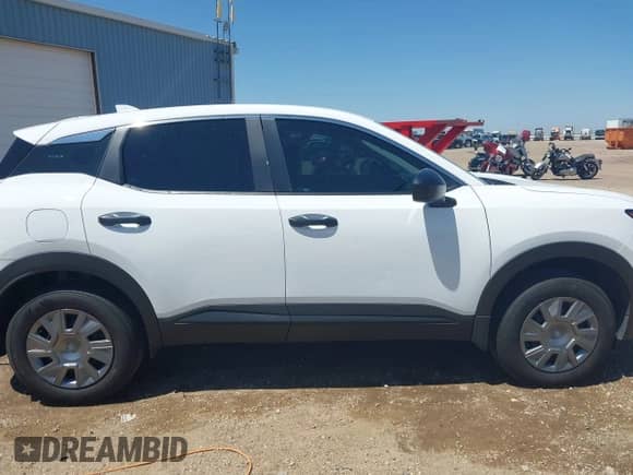 2025 Nissan Kicks S with VIN 3N8AP6BB5SL382215, listed as a IAAI auction lot 42701172 with 2,562 mi miles and . Bid and sale history available at DreamBid. Image 13.