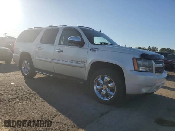 2008 Chevrolet Suburban LTZ z VIN 1GNFK16328R195352, wystawiony jako Copart lot #70376165 z przebiegiem 172 456 mil mil oraz Czysty tytuł • Clean title. Historia ofert i sprzedaży dostępna na DreamBid. Obrazek 4.