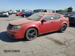 2013 Dodge Avenger SXT z VIN 1C3CDZCG2DN655157, wystawiony jako Copart lot #81258365 z przebiegiem 142 632 mil mil oraz Czysty tytuł • Clean title. Historia ofert i sprzedaży dostępna na DreamBid. Obrazek 1.