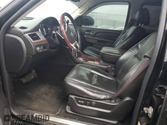 2010 Cadillac Escalade ESV Premium z VIN 1GYUKJEF4AR182436, wystawiony jako Copart lot #49182565 z przebiegiem 200 603 mil mil oraz Czysty tytuł • Clean title. Historia ofert i sprzedaży dostępna na DreamBid. Obrazek 7.