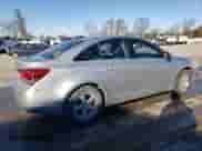 2015 Chevrolet Cruze LT z VIN 1G1PD5SB3F7238299, wystawiony jako Copart lot #88705955 z przebiegiem 156 127 mil mil oraz Szkoda całkowita • Salvage title. Historia ofert i sprzedaży dostępna na DreamBid. Obrazek 3.