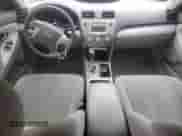 2008 Toyota Camry XLE z VIN 4T1BE46K28U214675, wystawiony jako Copart lot #86829065 z przebiegiem 304 492 mil mil oraz Szkoda całkowita • Salvage title. Historia ofert i sprzedaży dostępna na DreamBid. Obrazek 8.