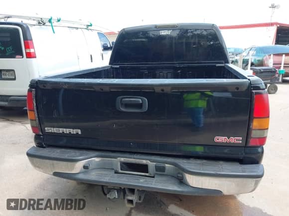 2005 GMC Sierra 1500 SLE z VIN 2GTEC13TX51314498, wystawiony jako IAAI lot #42730701 z przebiegiem 186 416 mil mil oraz . Historia ofert i sprzedaży dostępna na DreamBid. Obrazek 17.
