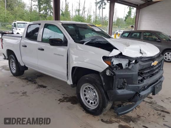 2024 Chevrolet Colorado 4WD Work Truck z VIN 1GCGTBEC9R1104126, wystawiony jako IAAI lot #42371575 z przebiegiem 21 800 mil mil oraz . Historia ofert i sprzedaży dostępna na DreamBid. Obrazek 1.