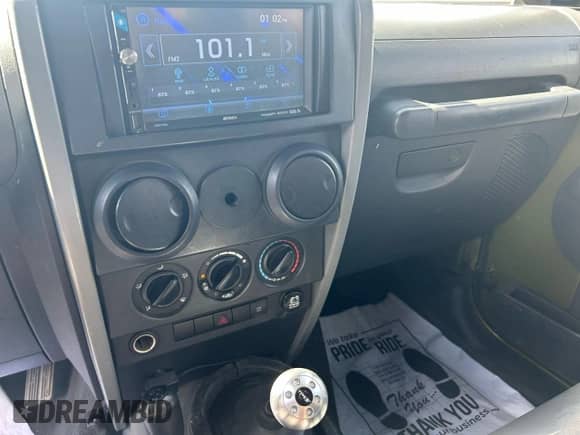 2008 Jeep Wrangler X z VIN 1J4FA24138L627219, wystawiony jako Copart lot #90665705 z przebiegiem 148 473 mil mil oraz Czysty tytuł • Clean title. Historia ofert i sprzedaży dostępna na DreamBid. Obrazek 12.