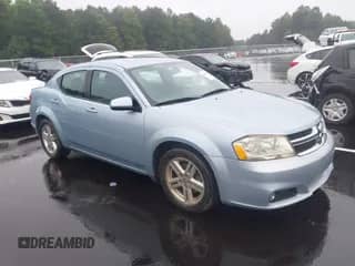 2013 Dodge Avenger SXT z VIN 1C3CDZCG6DN552307, wystawiony jako IAAI lot #42935848 z przebiegiem 197 928 mil mil oraz . Historia ofert i sprzedaży dostępna na DreamBid. Obrazek 1.