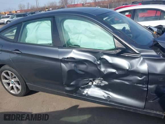 2014 BMW 3 Series 335i Gran Turismo xDrive z VIN WBA3X9C57ED867929, wystawiony jako IAAI lot #41413094 z przebiegiem Nie podano mil oraz . Historia ofert i sprzedaży dostępna na DreamBid. Obrazek 13.