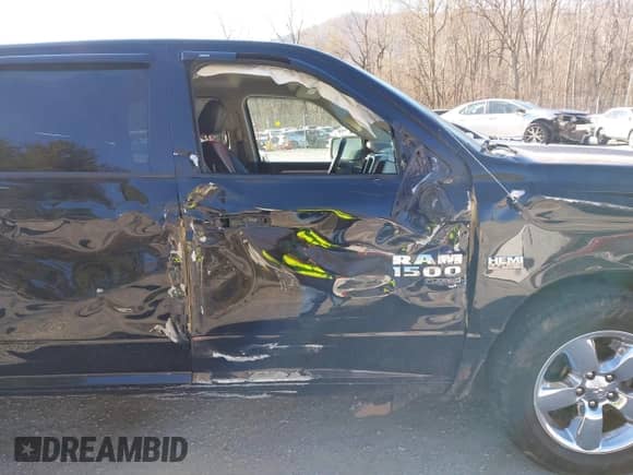 2019 Ram 1500 Big Horn z VIN 1C6RR7LT6KS691190, wystawiony jako IAAI lot #41845200 z przebiegiem 93 918 mil mil oraz . Historia ofert i sprzedaży dostępna na DreamBid. Obrazek 18.