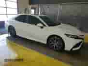 2021 Toyota Camry SE z VIN 4T1S11AK4MU450160, wystawiony jako Copart lot #56654905 z przebiegiem 68 192 mil mil oraz Czysty tytuł • Clean title. Historia ofert i sprzedaży dostępna na DreamBid. Obrazek 4.