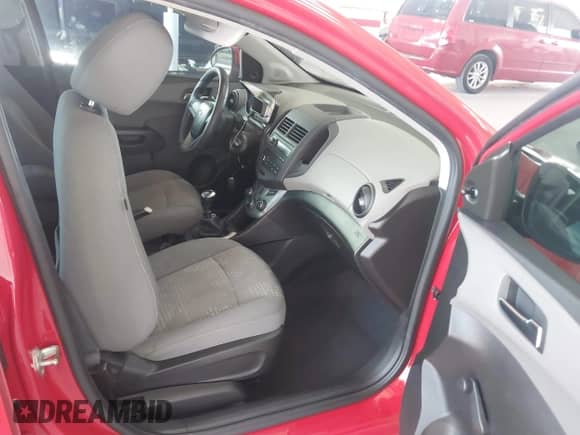 2012 Chevrolet Sonic LS z VIN 1G1JB5SH5C4226409, wystawiony jako IAAI lot #42944948 z przebiegiem 130 700 mil mil oraz . Historia ofert i sprzedaży dostępna na DreamBid. Obrazek 5.