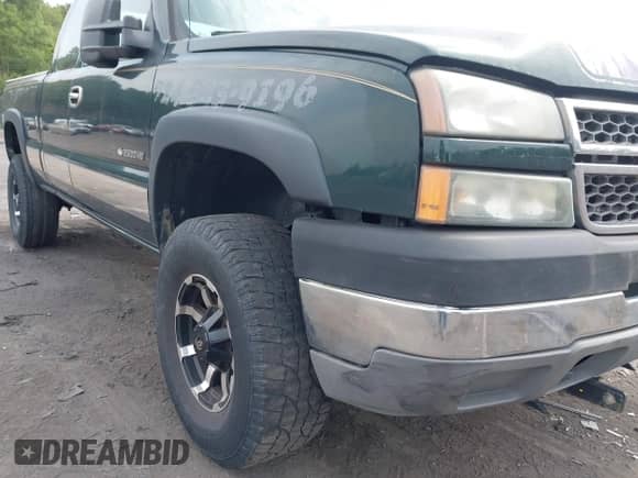 2005 Chevrolet Silverado 2500HD LS z VIN 1GCHK29U35E293076, wystawiony jako IAAI lot #42399461 z przebiegiem 164 153 mil mil oraz . Historia ofert i sprzedaży dostępna na DreamBid. Obrazek 6.
