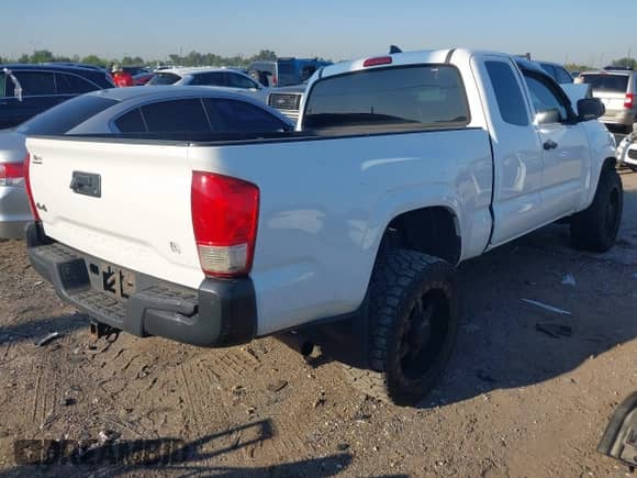 2017 Toyota Tacoma SR с VIN 5TFSX5EN6HX056582, выставлен на аукционе IAAI как лот 43173363 с пробегом 119 629 миль миль и . История ставок и продаж доступна на DreamBid. Изображение 4.